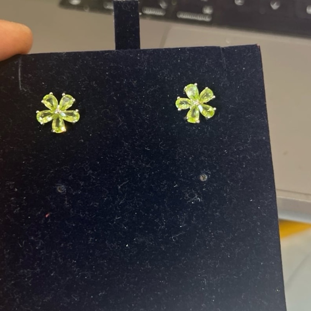 Natural peridot floral earrings on pure silver - Picture 10 of 10